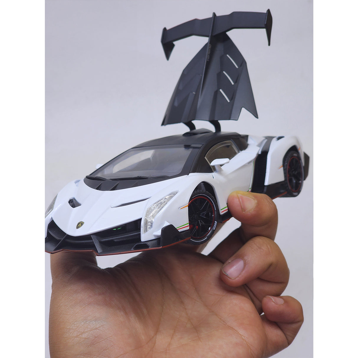 Lamborghini Veneno Model 1:24 (assorted colors, sold as single)